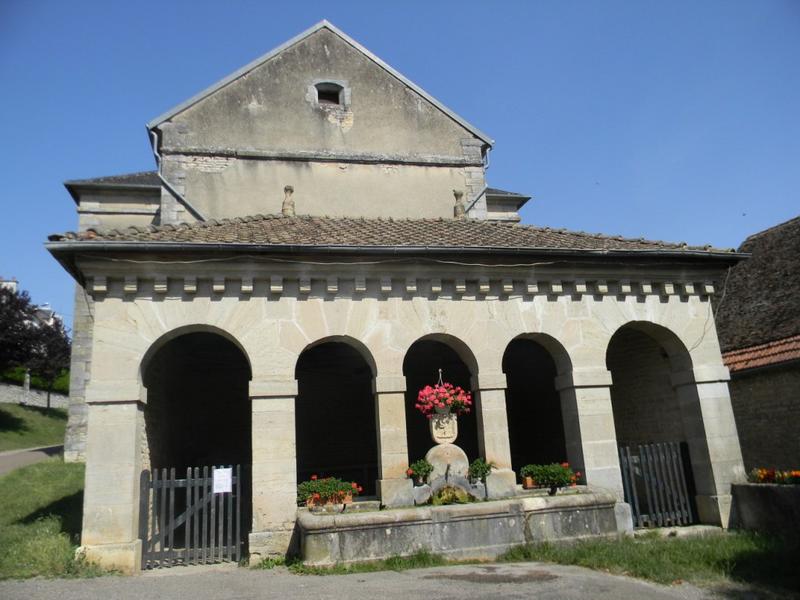 Façade est du lavoir.