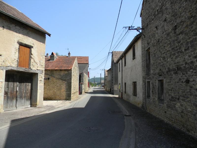 Vue vers le nord de la rue de la Corvée.