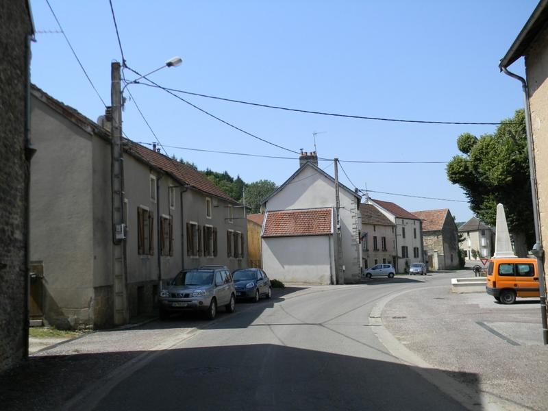 Vue vers le sud de la rue de la Corvée.