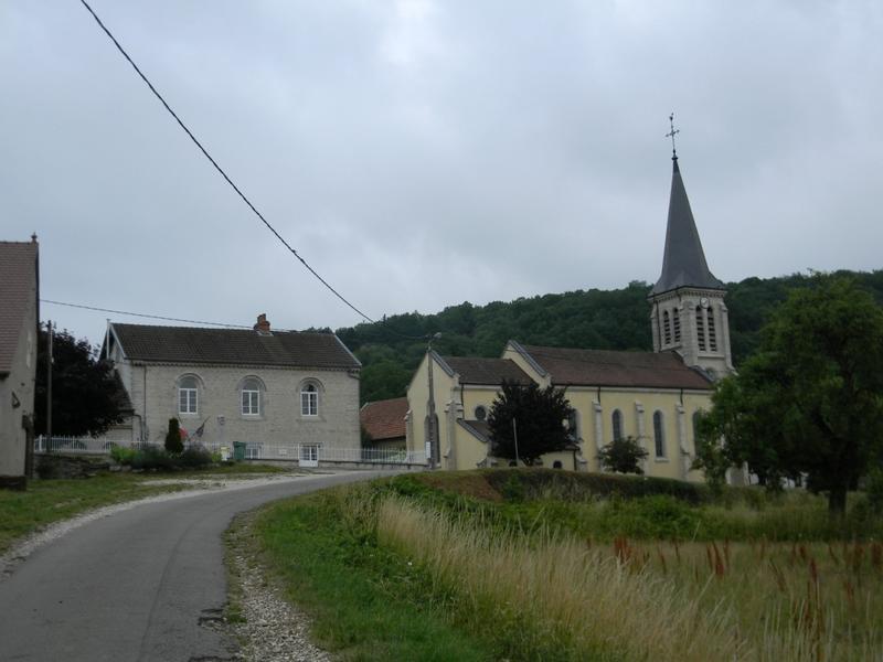 Vue de l'église et de la mairie.