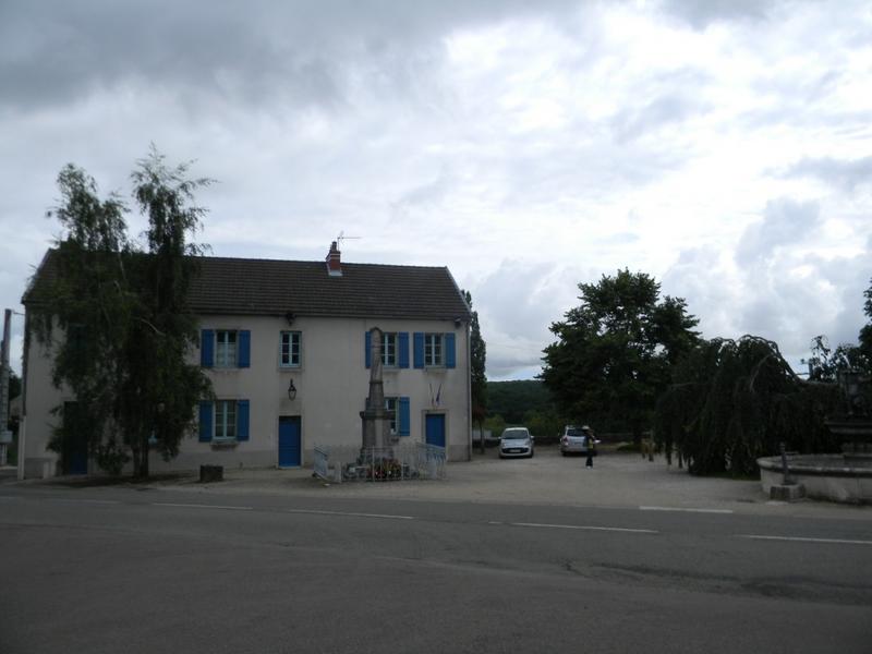 Façade sud de la mairie.