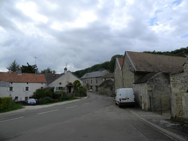 Sortie sud-est du village (RD 35).