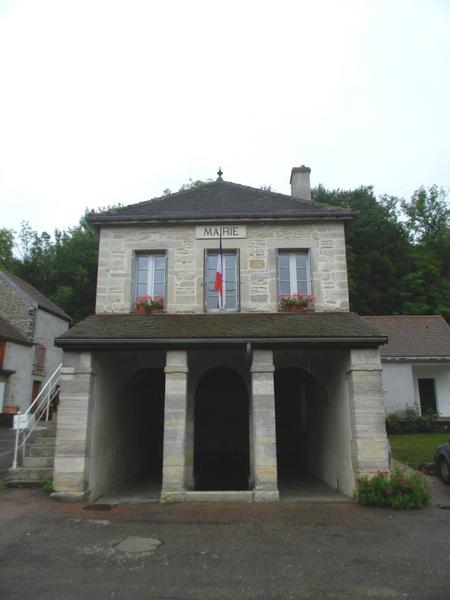 Façade sud de la mairie.