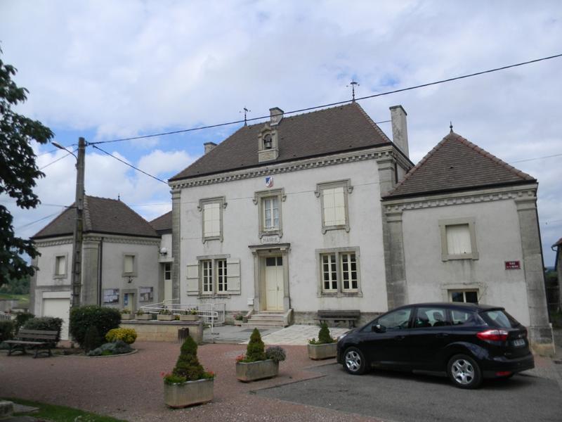 Façade sud de la mairie.