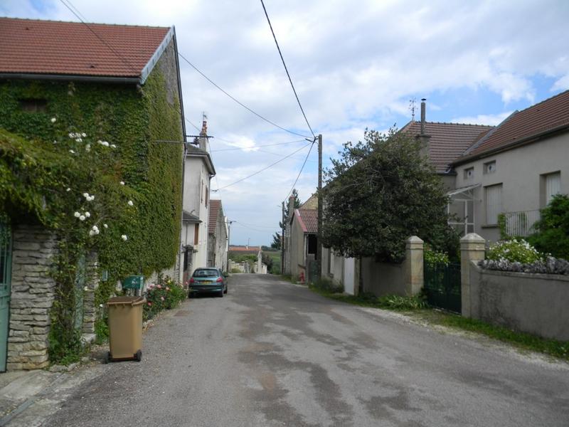 Vue vers l'est (rue de la Velle).
