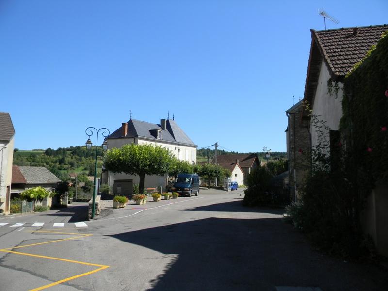 Vue vers le sud de la place de la Mairie.
