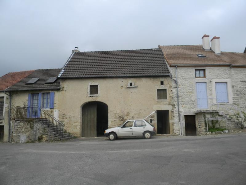 Façades est des maisons rue Montfort.