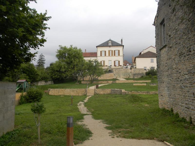 Façade est de la mairie.
