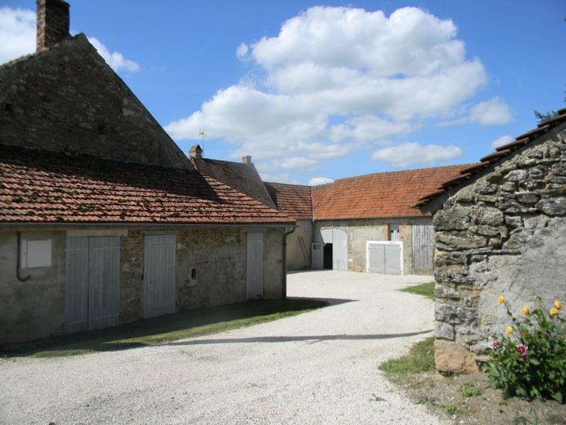 Entrée sur rue d'une ferme rue de Charmois (La Chapelle).