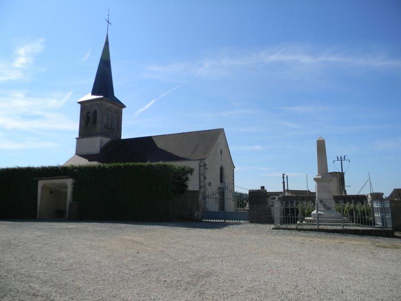 Eglise et monument aux morts.