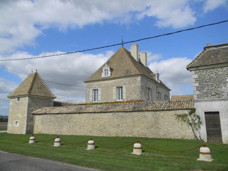 Angle sud-est de la maison à l'ouest.