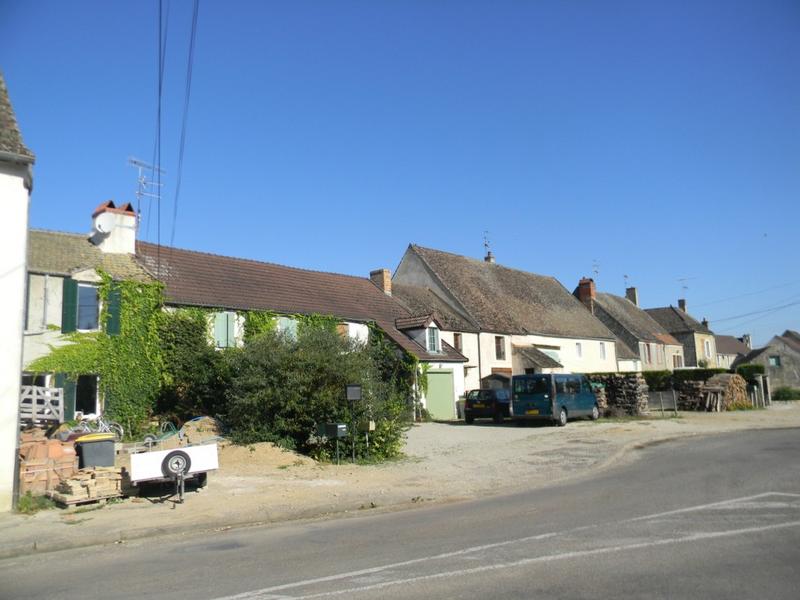 Façades est des maisons à l'ouest de la place des Marronniers.