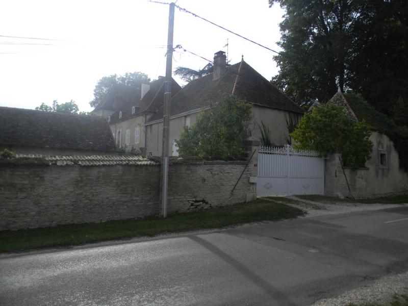 Entrée sur rue de l'ensemble sur cour sur la RD 23.