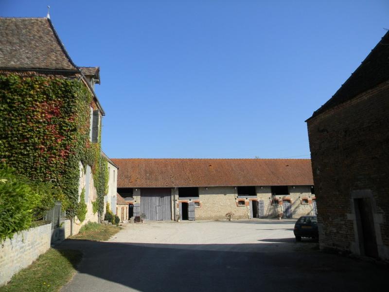 Façade sud des communs au nord de l'ensemble sur cour 18 à 22 rue du Château.