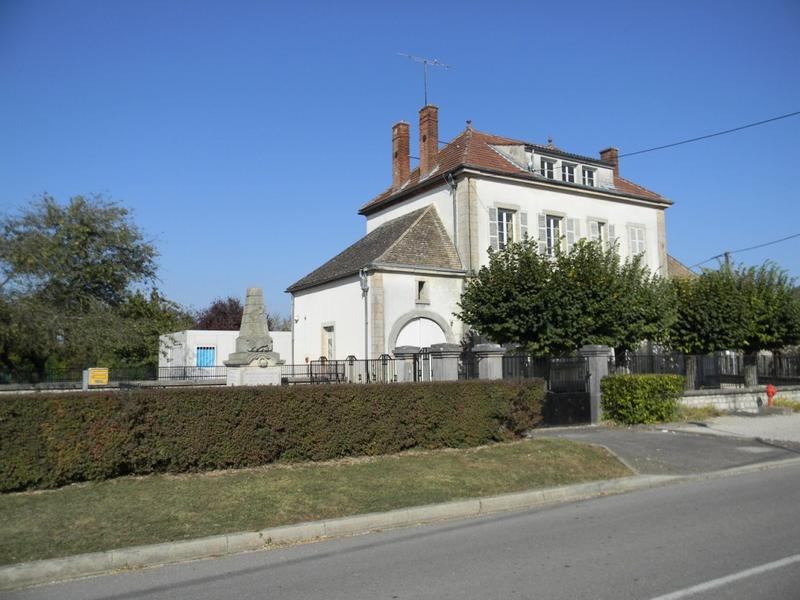 Façade sud de l'école et Monument aux morts.