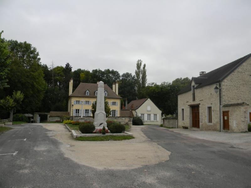 Monuments aux morts, place de l'Eglise.
