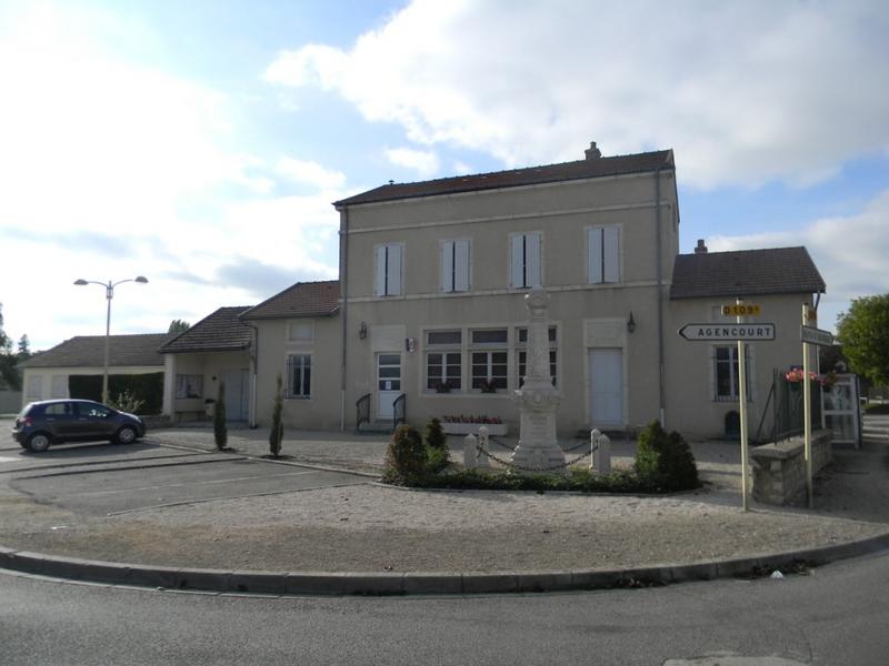 Façade est de la Mairie.