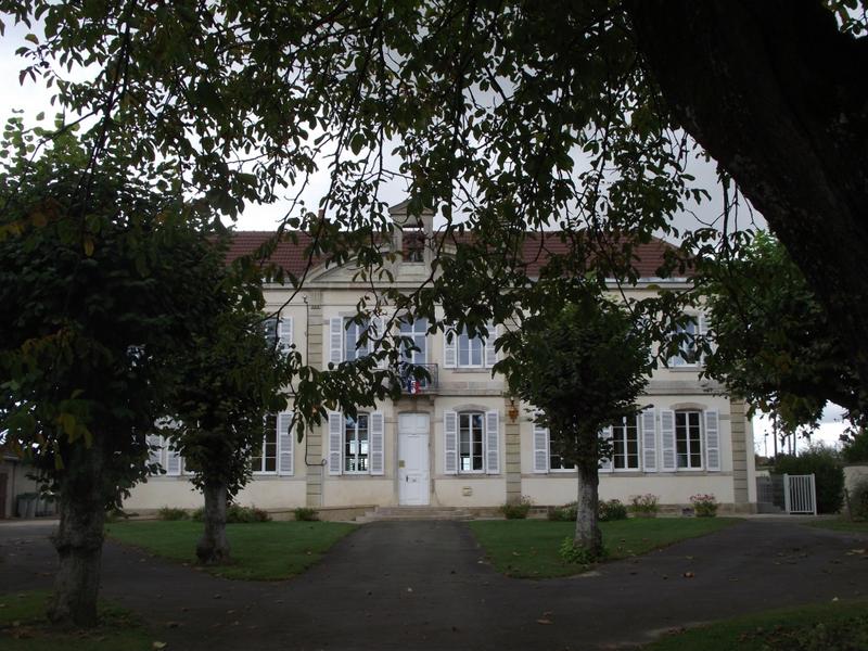 Façade est de la mairie.