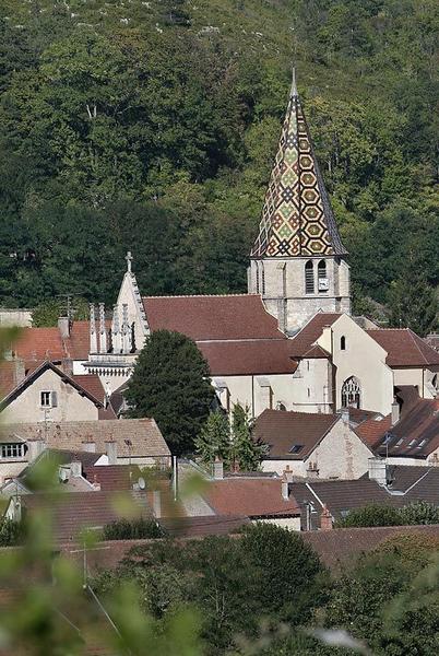 Le clocher de l'église Saint-Baudèle de Plombières-lès-Dijon, vu du canal.