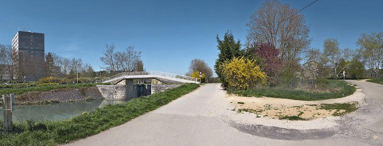 Vue panoramique, de gauche à droite : la Fontaine-d'Ouche, le pont devenu passerelle sur l'écluse 51 du versant Saône (IA21003785), l'ancien chemin de halage devenu piste cyclable le long du parc du lac Kir, les abords du lac Kir.