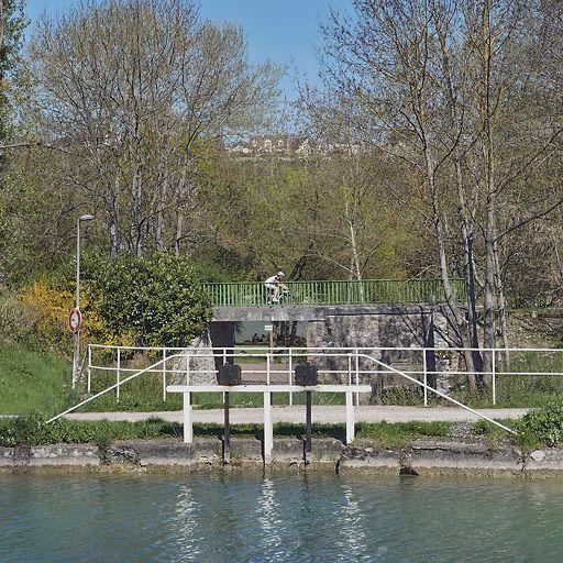 Les vannes du déversoir. Au fond, l'ancien pont de la ligne de chemin de fer Dijon-Epinac.