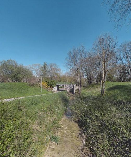 Déversoir du canal dans l'Ouche : rigole menant au pont de l'ancienne voie de chemin de fer Dijon-Epinac devenu piéton. L'ensemble fait aujourd'hui partie du parc entourant le lac Kir.