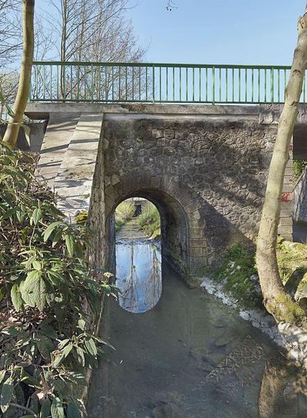 Déversoir du canal dans l'Ouche : pont de l'ancienne voie de chemin de fer Dijon-Epinac devenu piéton. L'ensemble fait aujourd'hui partie du parc entourant le lac Kir.