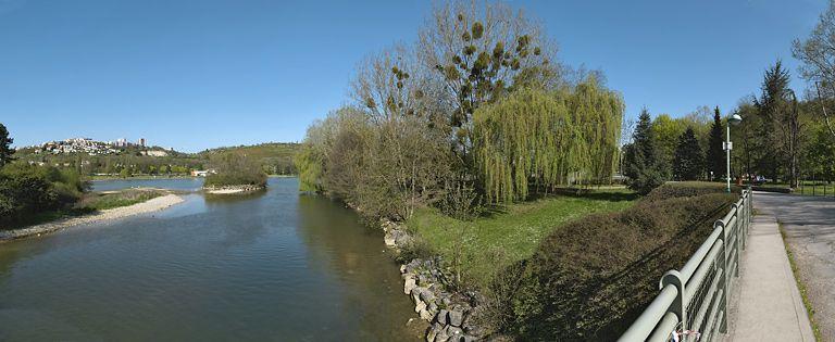 Une partie du lac Kir vue du pont sur une rigole issue d'un déversoir du canal. Ce pont n'est autre que l'ancien pont du chemin de fer de la ligne Dijon-Epinac, désaffectée dans les années 60.