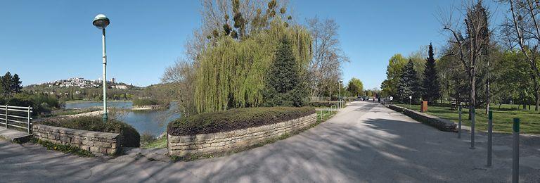 Une partie du lac Kir, vue d'un ancien pont sur rigole venue d'un déversoir du canal. Ce pont n'est autre qu'un reste de la voie de chemin de fer désaffectée Dijon-Epinac, longeant le canal. Ville de Talant sur la colline à l'arrière-plan.