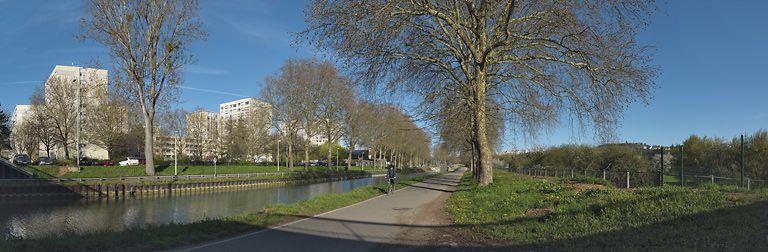 Traversée du canal à Dijon : le quartier de la Fontaine d'Ouche à gauche.