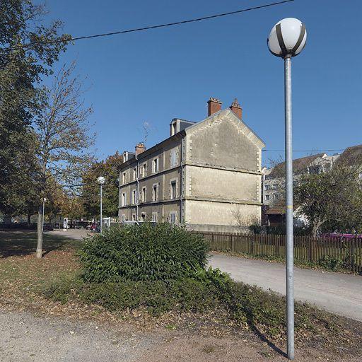 Façade sur port de la maison de perception : la différence de couleur d'enduit permet de repérer les travées ajoutées de part et d'autre du corps central.