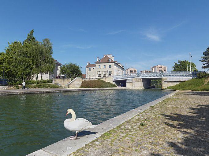Vue d'ensemble prise du port.