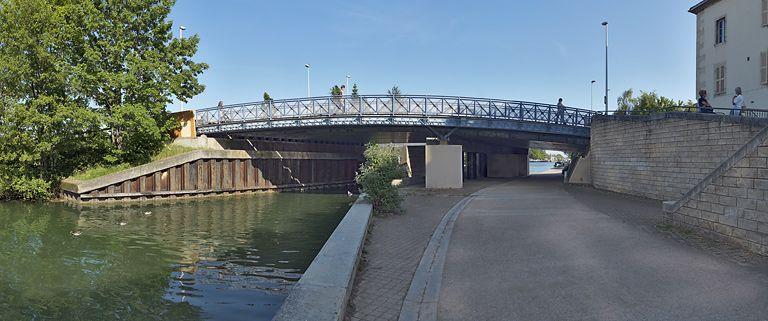 Le pont, avant le port.