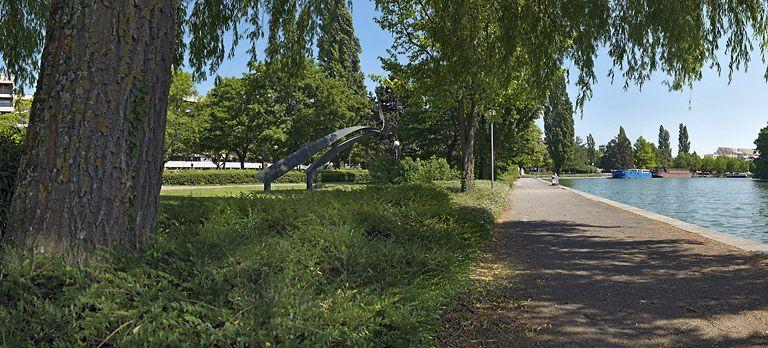 Le monument en bordure de port.