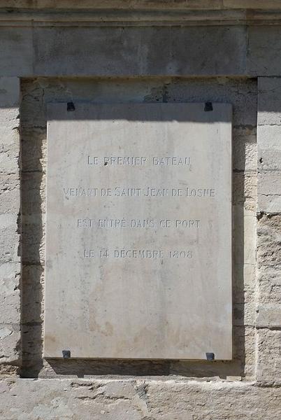 Plaque indiquant les circonstances de l'érection du monument et les grandes dates de construction du canal.