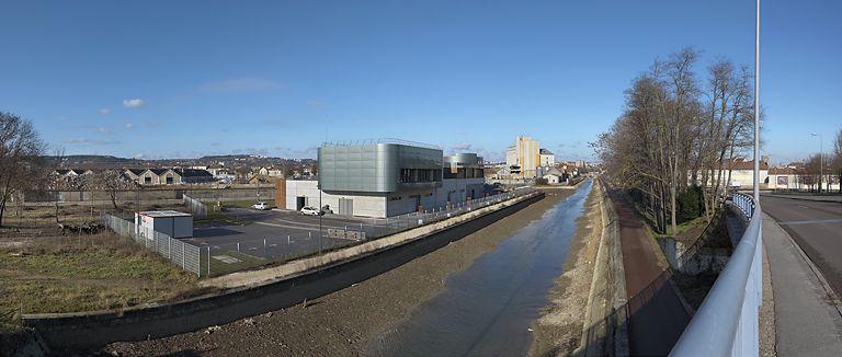 Le centre d'aiguillage SNCF depuis le pont du boulevard Maillard, bief 56 du versant Saône, à Dijon. Les grandes minoteries dijonnaises (à l'arrière-plan) sont cours de démolition.