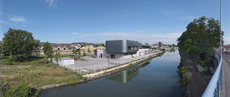 Le poste d'aiguillage vu du pont permettant le passage des boulevard John Kennedy et Maillard.