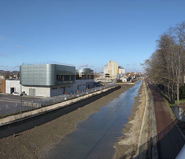 Nouveau poste d'aiguillage informatisé de la SNCF, sur la rive droite du canal (à gauche de l'image). Le bief est vide pour permettre les travaux de réfection du pont sur l'écluse 55.