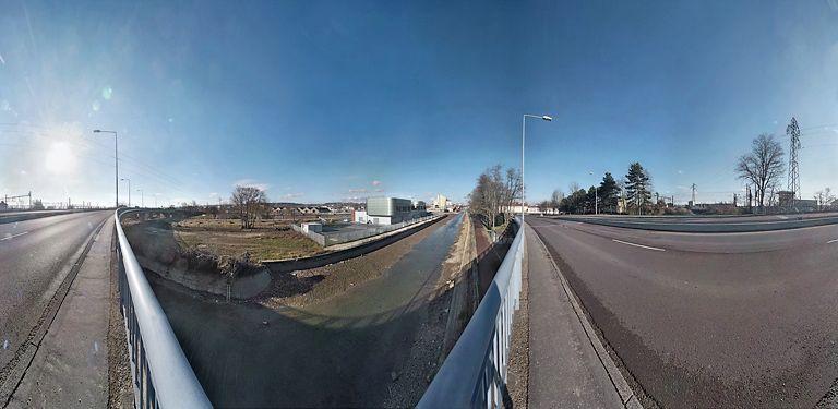 Le centre daiguillage SNCF depuis le pont du boulevard Maillard, bief 56 du versant Saône, à Dijon. Les infrastructures ferroviaires se sont installées de chaque côté du canal. Elles cèdent la place à des opérations immobilières. A lemplacement des grandes minoteries dijonnaises (derrière le petit bassin de port) se construit un éco-quartier. A larrière-plan, le pont sur lécluse 55 du versant Saône, qui ferme le port de Dijon, a été transformé pour accueillir le tram, cest pour cela que le bief est vide.