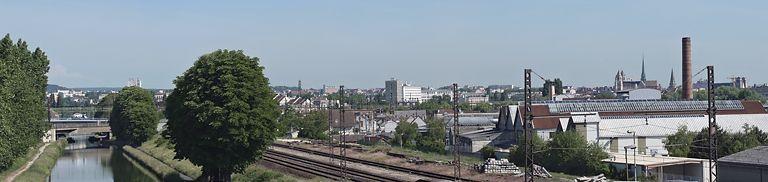 Traversée du canal à Dijon : la ville vue de la passerelle SNCF (IA21003800).