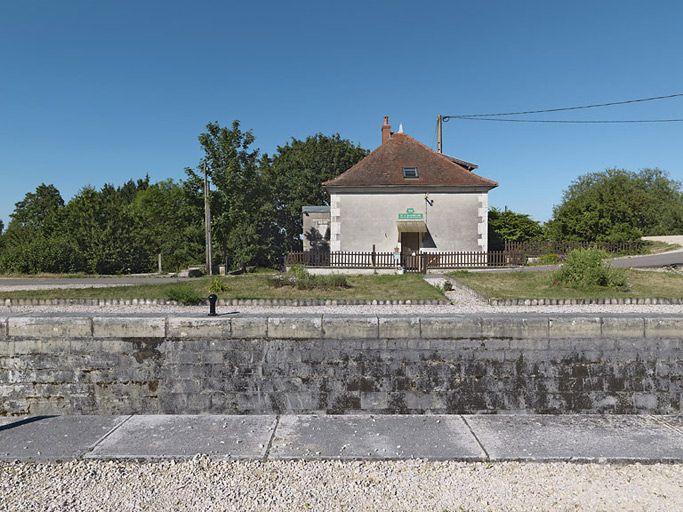 Maison éclusière vue de face. Elle ne présente pas de fenêtre de ce côté, ce qui n'est pas conforme au modèle de cette série.