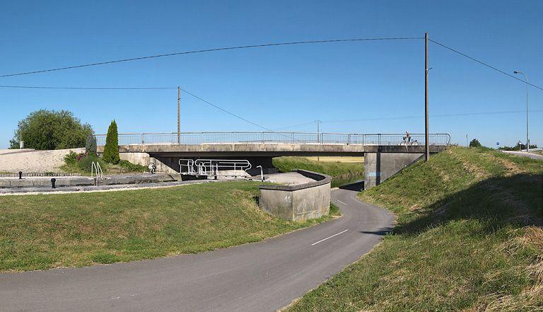 Pont sur écluse avec sas au premier plan.