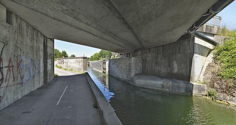 Pont vu d'aval : le sas est ouvert.