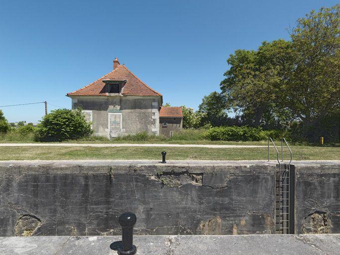 Maison éclusière vue de face : les ouvertures sont aujourd'hui murées.