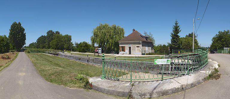Site vu d'aval, avec garde-corps du pont au premier plan.