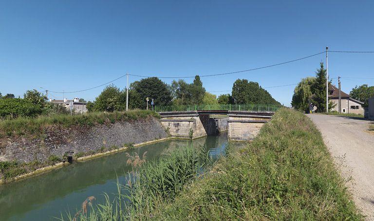 Pont vu d'aval. La maison éclusière est visible à droite.