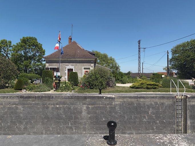 La maison vue de face.