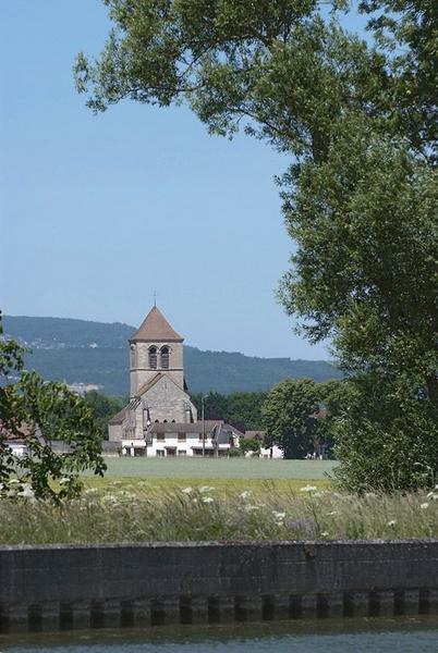 L'église vue du canal.