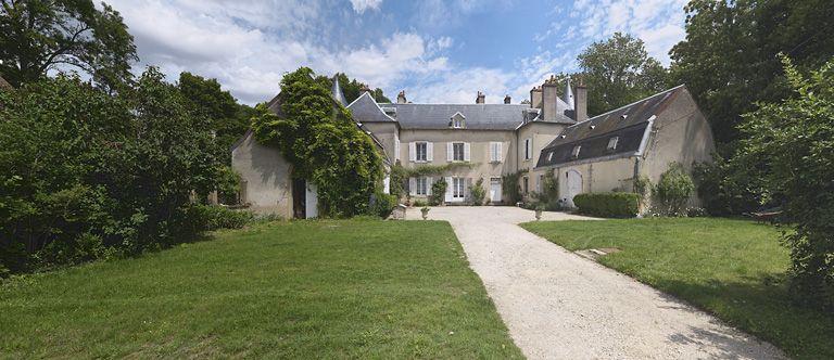 Le château de Petit-Ouges vu de l'entrée.