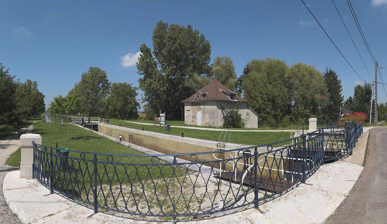 Vue d'ensemble prise d'aval, avec le pont au premier plan.